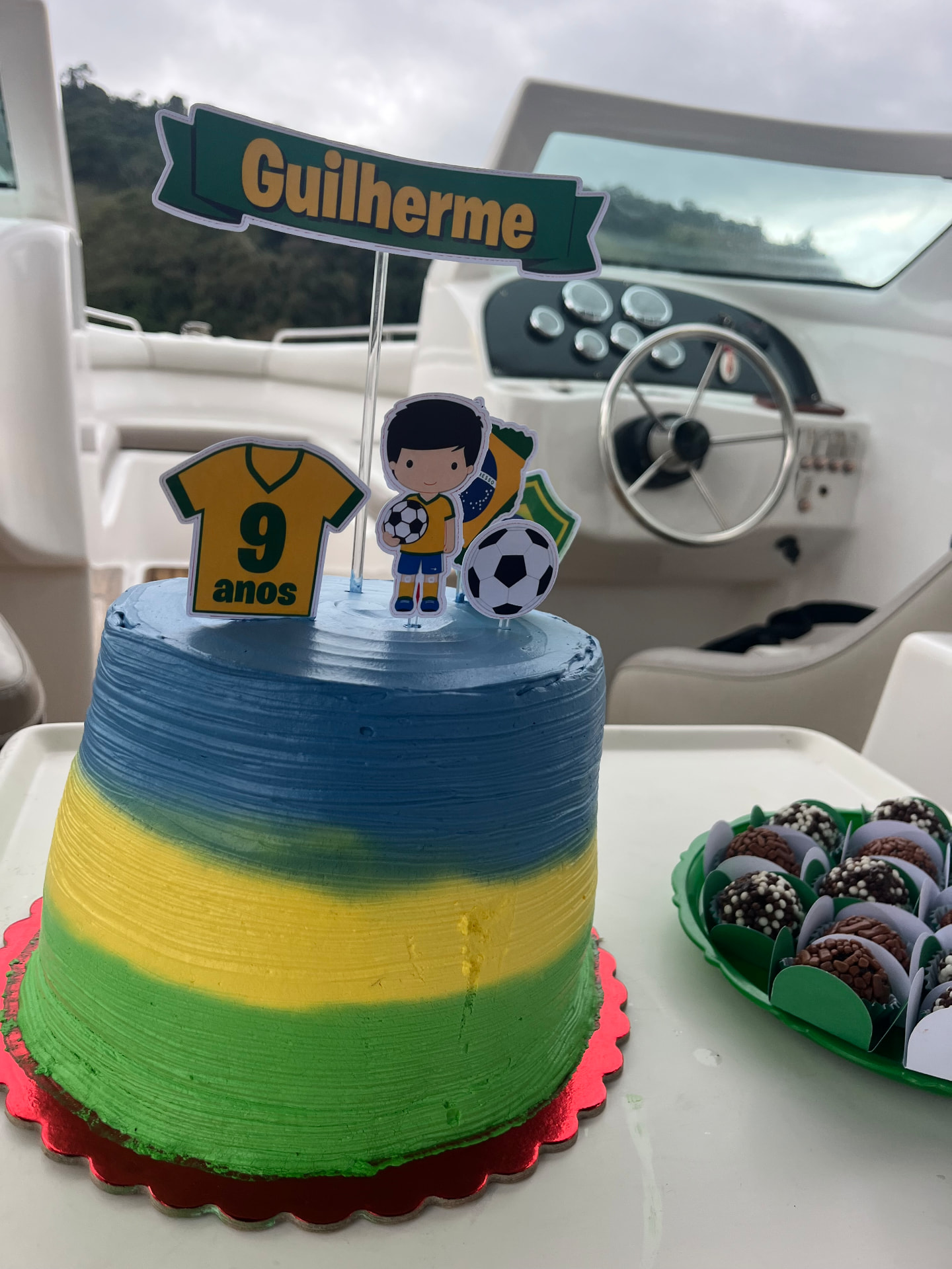 Bolo de aniversário decorado a bordo da lancha da Primares