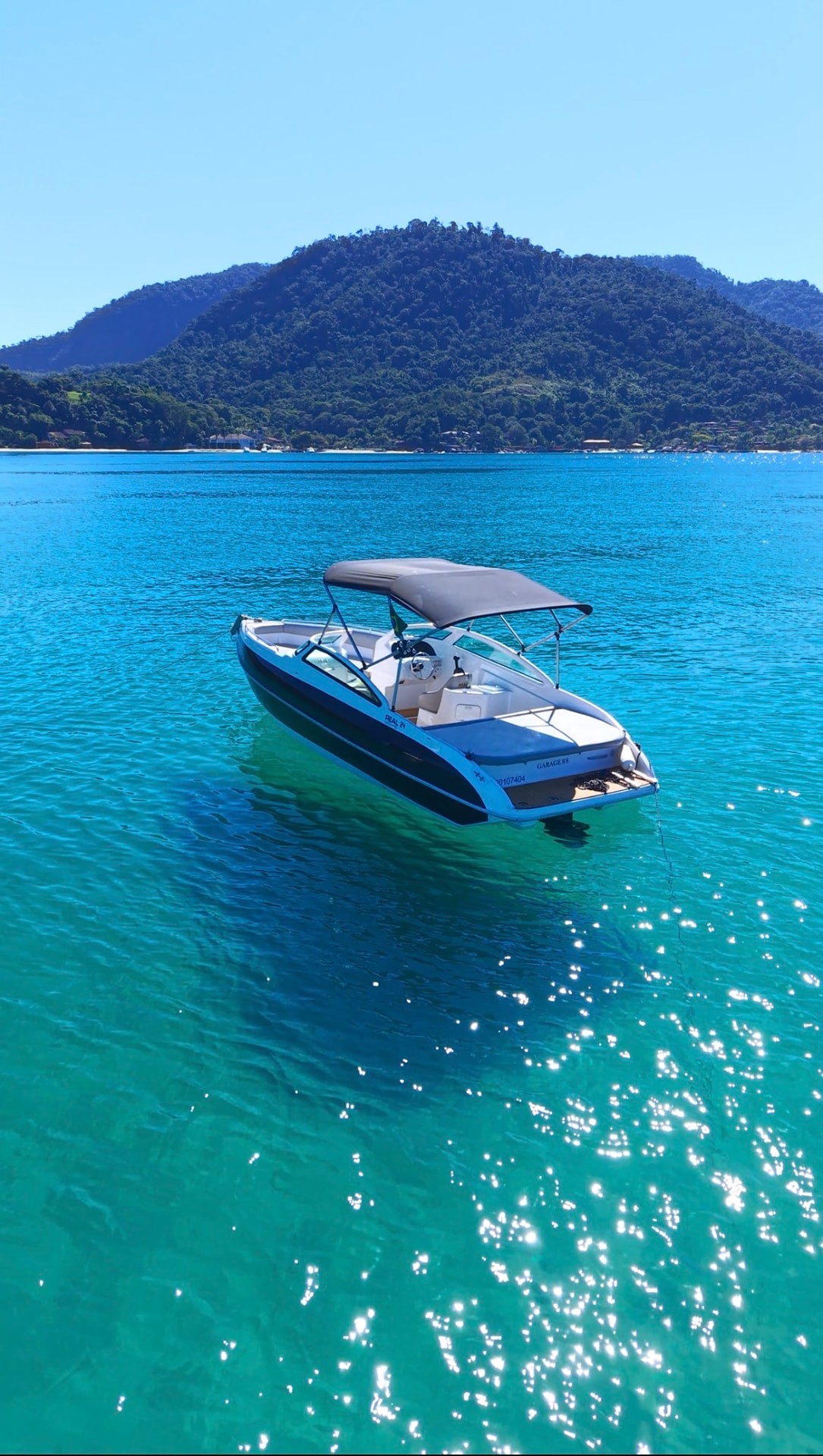 Vista traseira da lancha da Primares com o cockpit sobre águas claras