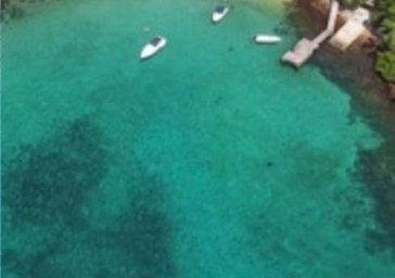Praia da Pitangueira com píer e águas turquesa entre a floresta