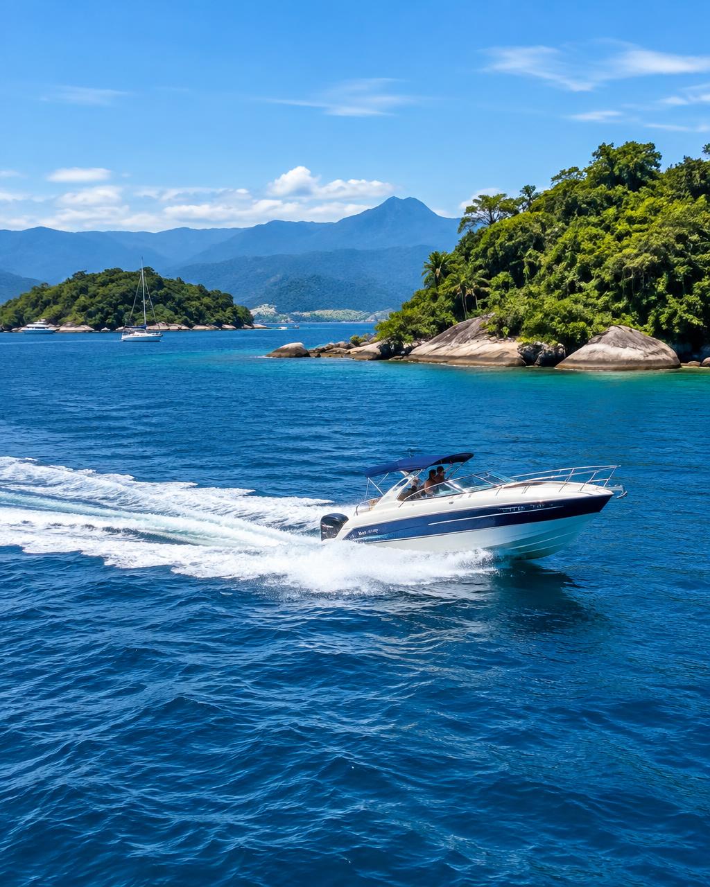 Lancha navegando em mar azul entre ilhas de Angra dos Reis